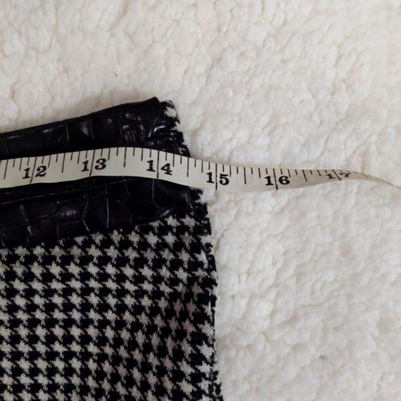 Black and white houndstooth Winter skirt with faux leather belt. - Picture 4 of 6